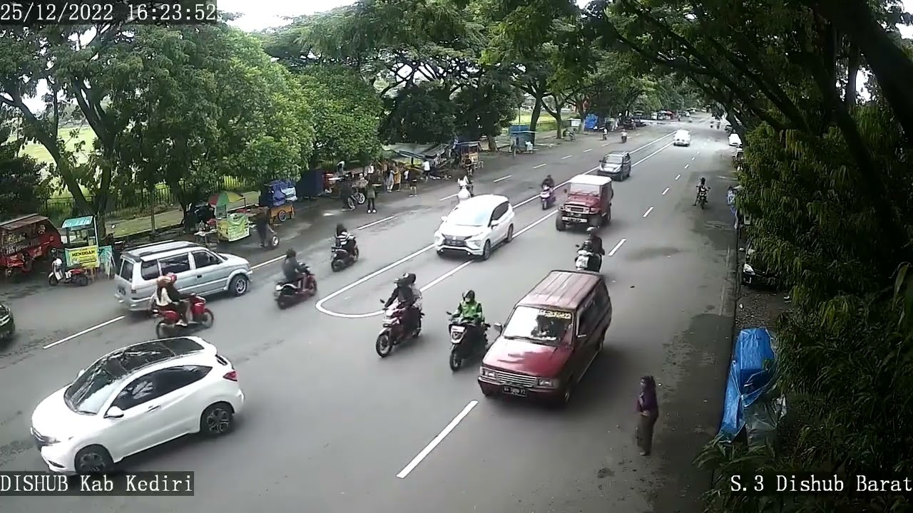 Sebuah Delman Lepas Kendali Tabrak Gerobak Angkringan Di kawasan Simpang Lima Gumul (SLG) KEDIRI