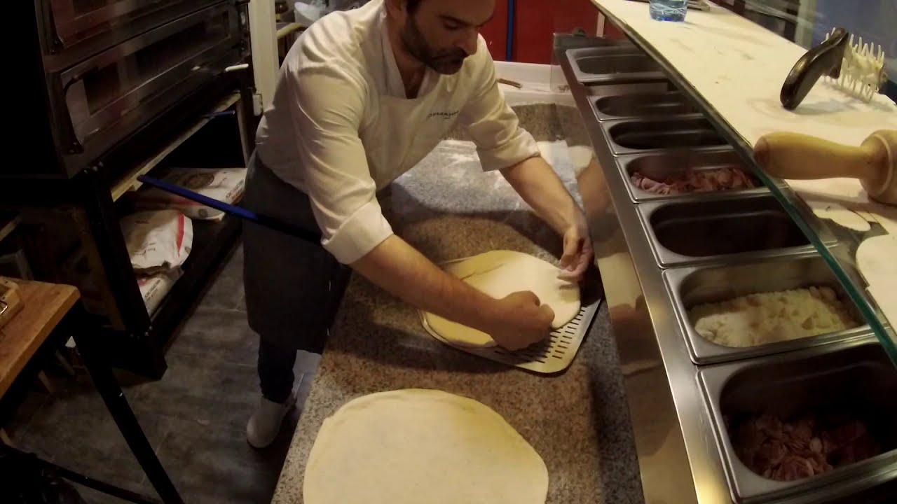 Como estirar La Masa de pizza l Demostración practica.