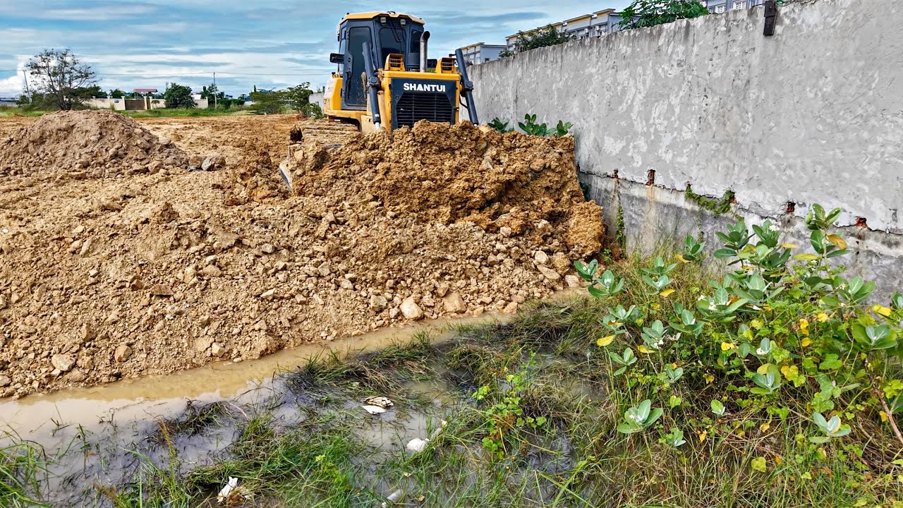 New upgrade project uses SHANTUI DH-17C2 Dozer Push soil with heavy trucks 25.5 ton
