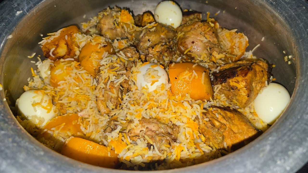 আজ বাড়িতে মা বানালো দারুন বিরিয়ানি ।