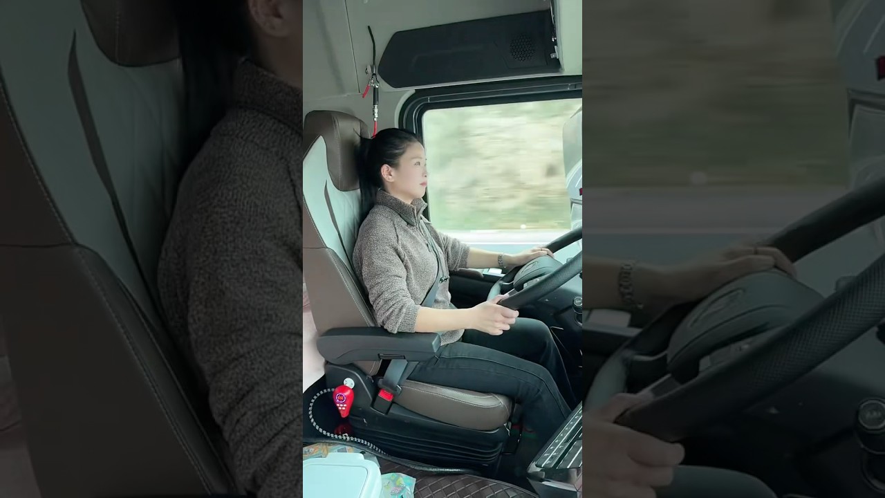 Nữ t&agrave;i xế xinh đẹp - Beautiful female driver #femaledriver #truck #truckdriver #driver #girltrucker