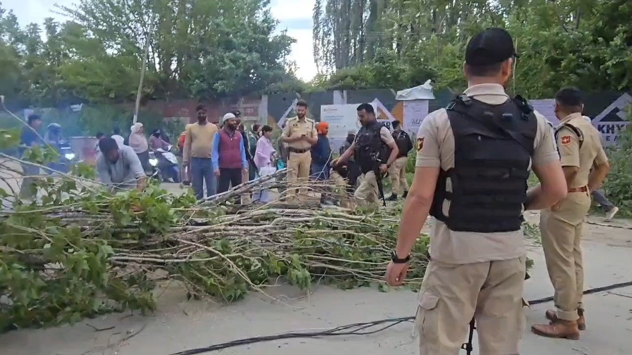 Strong winds disrupt normal life in Baramulla