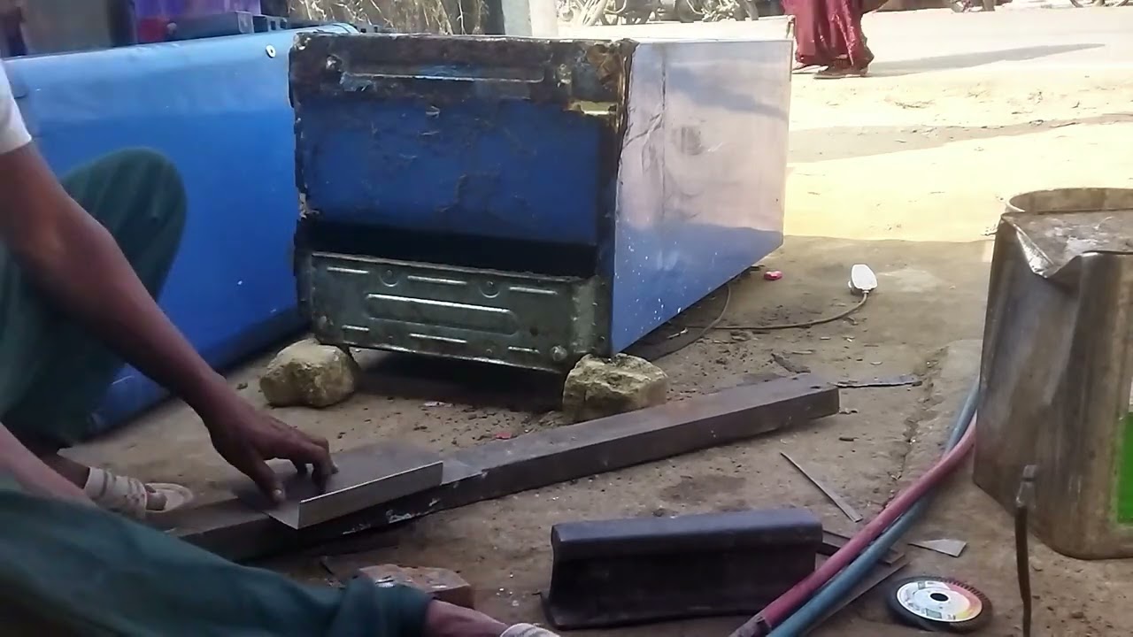 Yah tuti Hui fridge ko repair karna hai  