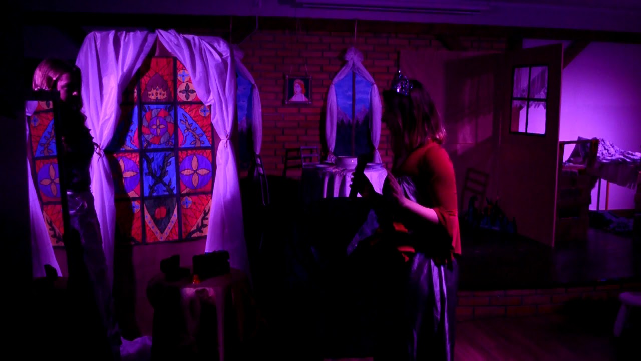 Królewna Śnieżka i siedmiu krasnoludków w wykonaniu szkolnego koła teatralnego INCYDENT