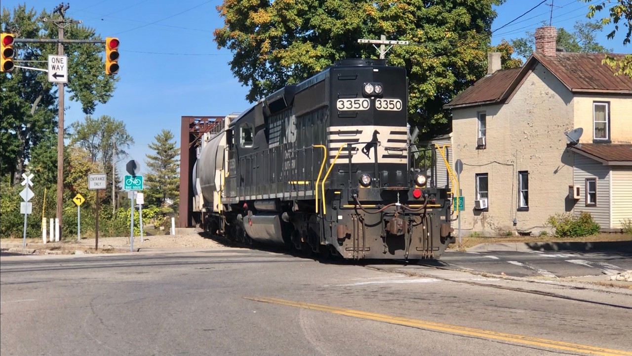 Street Running Train Comes Off Trestle & Runs Down Middle Of City Street Ohio!  7 Loco Train Repost