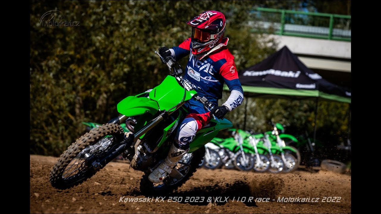 Kawasaki KX250 pro rok 2023 a nekompromisní závody na KLX110R - Motorkari.cz