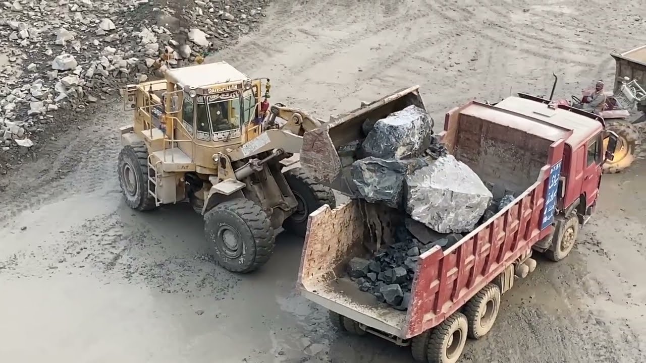 Satisfying Heavy Equipment Video – Rock Loading Action! 🎥🪨