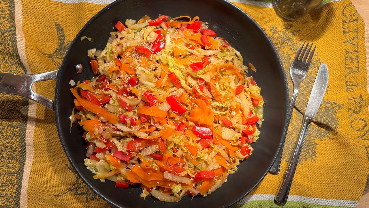 Schnelle Chinakohl-Pfanne mit viel Gemüse             #gesundeküche #lowcarb  #vegetarisch