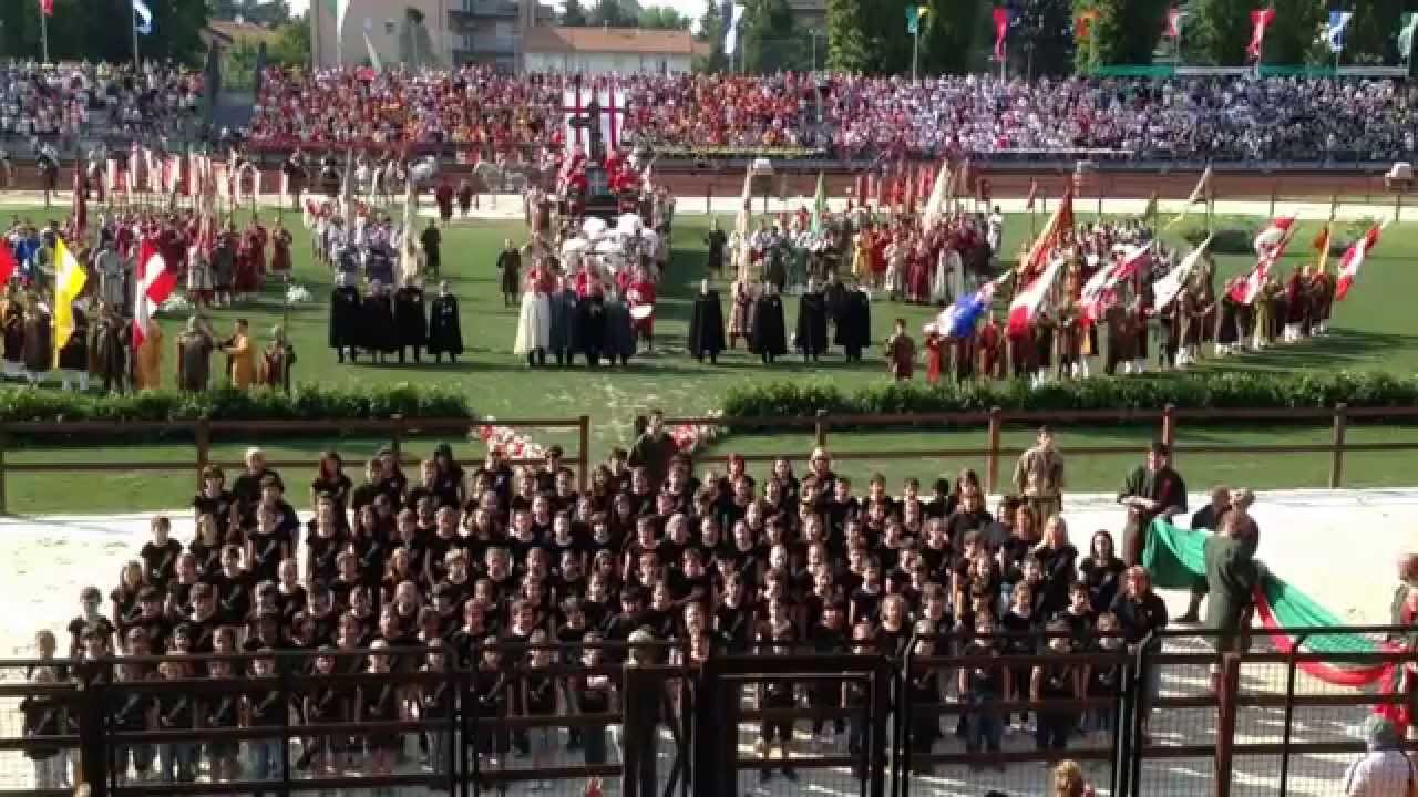 I bambini delle elementari cantano l'inno italiano. Palio di legnano