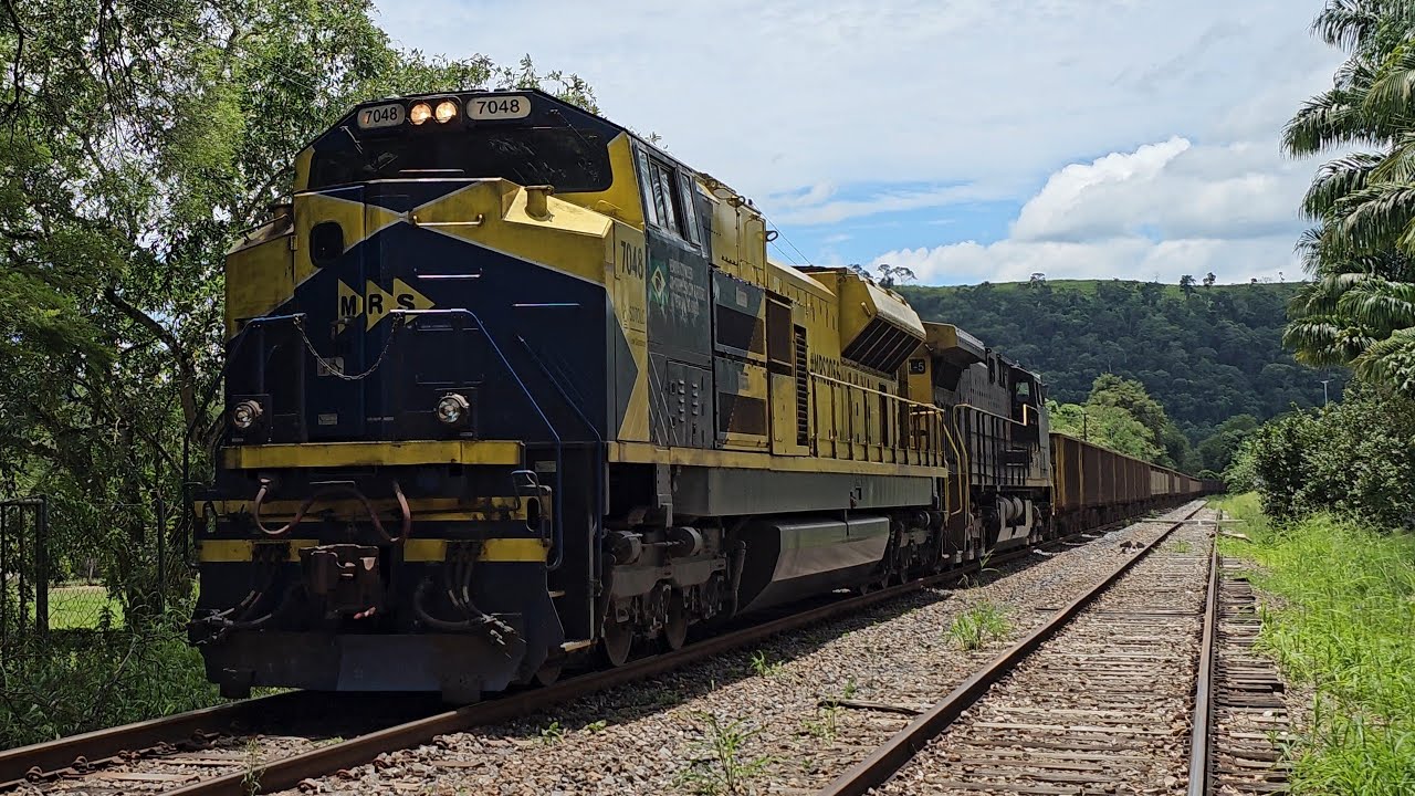 Trem de minério vazio, com a locomotiva SD70LC #7048 líder, passando pelo pátio de Afonso Arinos.