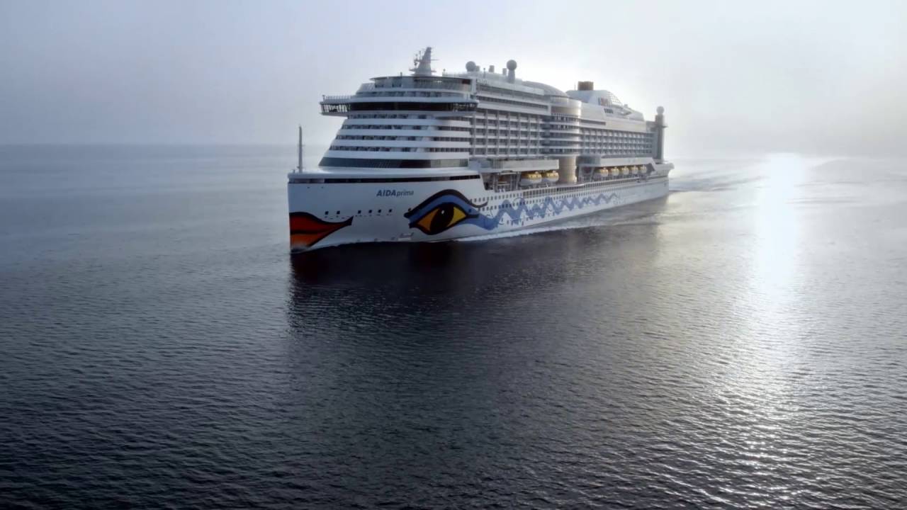 AIDAprima - Amazing drone race inside the ship !