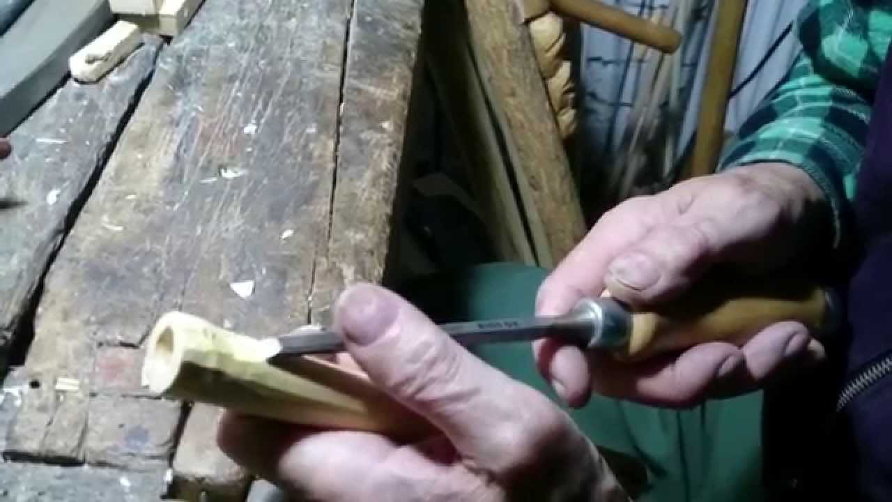 Zrobić prostą fujarkę z drewna.