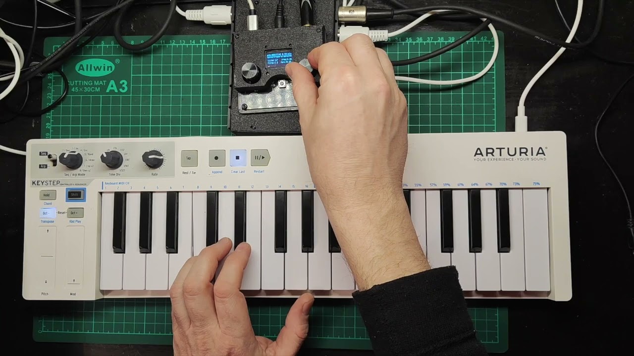 Табличноволновой синтезатор DIY Wavetable synth Pico Touch QTPY  no talking