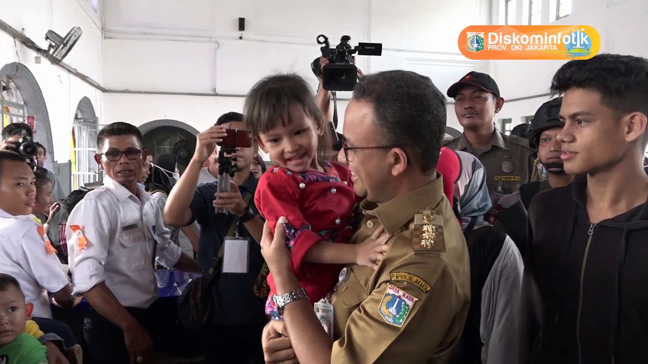 10 Jun 2018 Gub Anies R. Baswedan meninjau arus Mudik di Stasiun Senen