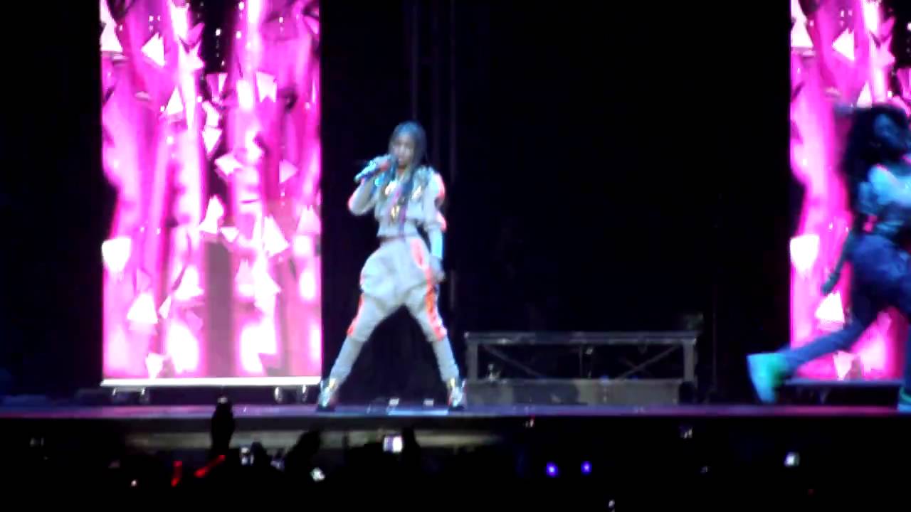 Rockstar - Willow Smith LIVE (Birmingham NIA 5th March 2011) FULL HD