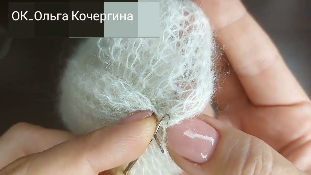 Сборка повязки на голову , связаной на вязальной машине. 