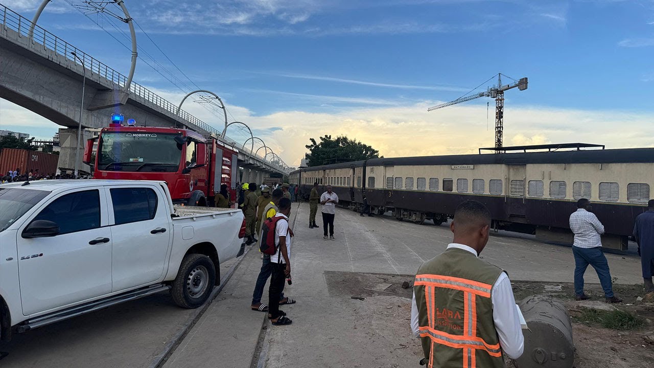 AJALI: TRENI YAACHA NJIA ILALA, MABEHEWA YAPINDUKA, KUNA MAJERUHI, FOLENI KUBWA, ZIMAMOTO WANENA