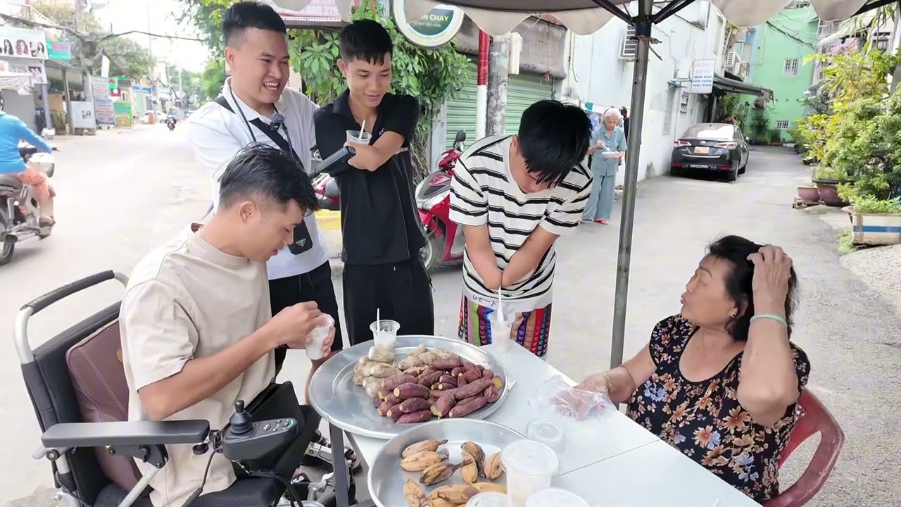 BỐN ANH EM TỨ CỤT ĐI CHỢ NẤU ĂN - Ra chợ được cô chú yêu thương ai cũng nhìn vì lạ.
