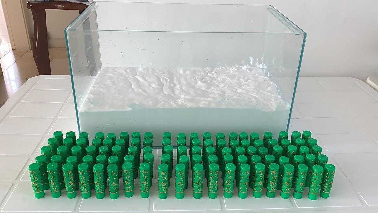 JOGUEI 100 BATONS QUE MUDAM DE COR DENTRO DO AQU&Aacute;RIO GIGANTE DE SLIME BRANCO!! (Make up slime)