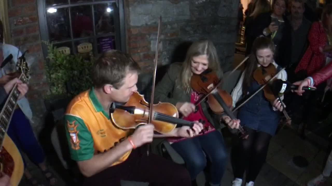 Mairéad Ní Mhaonaigh & Na Mooneys