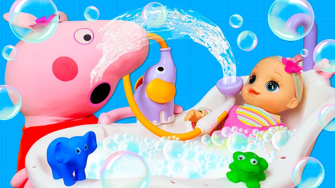 Peppa cambia il pannolino e fa il bagnetto alla bambola Baby Alive. Giochi per i bambini piccoli