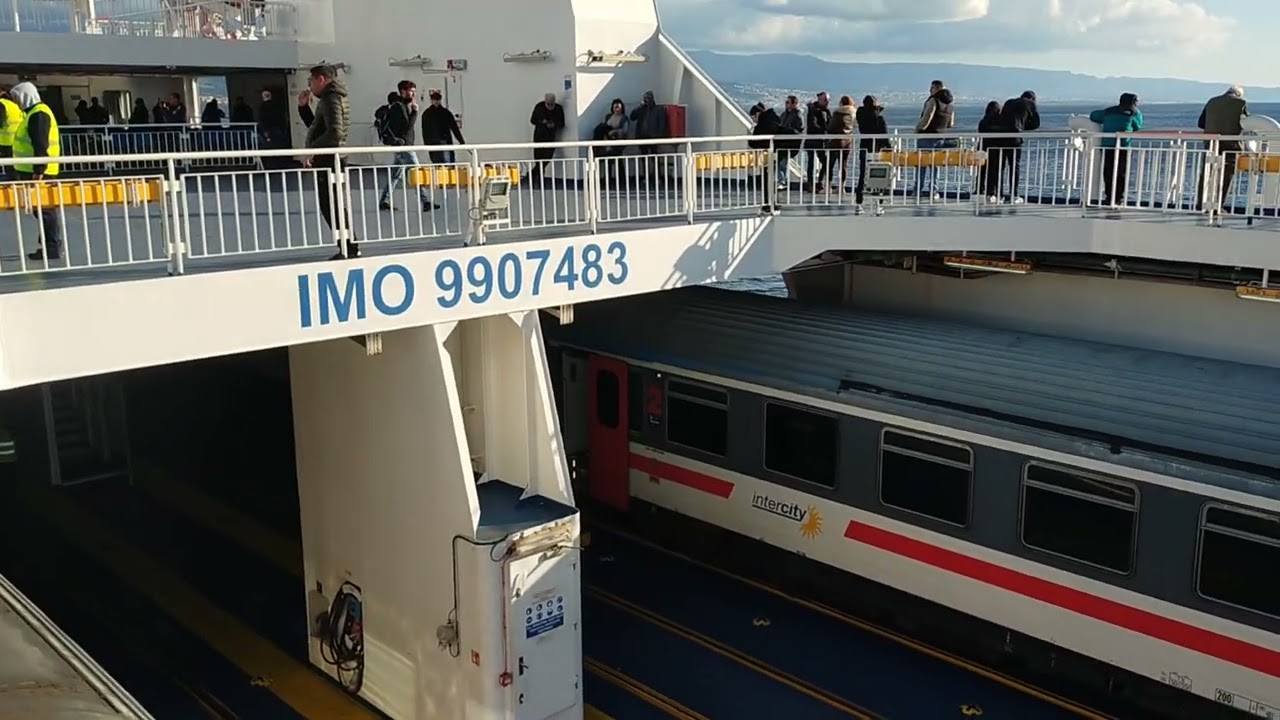 ഞാൻ സഞ്ചരിക്കുന്ന ട്രെയിൻ കപ്പലിൽ കയറി 