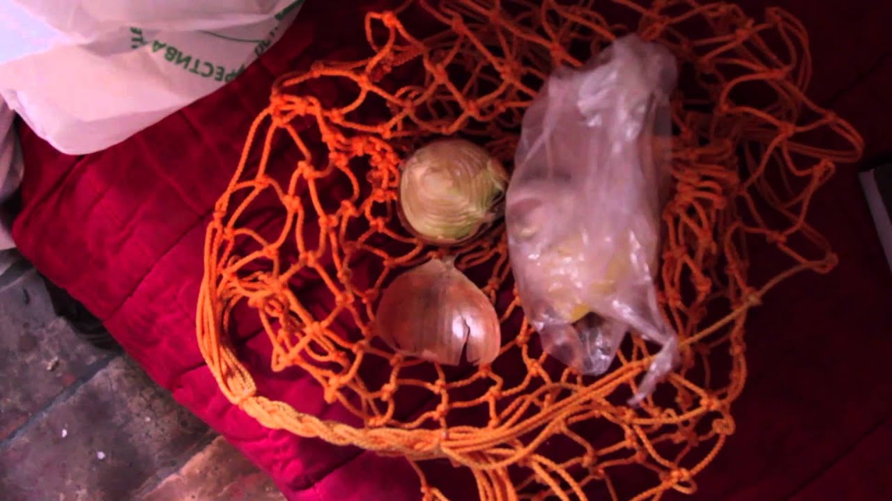 Аркадий Давидович собирает посылку Евгении Васильевой