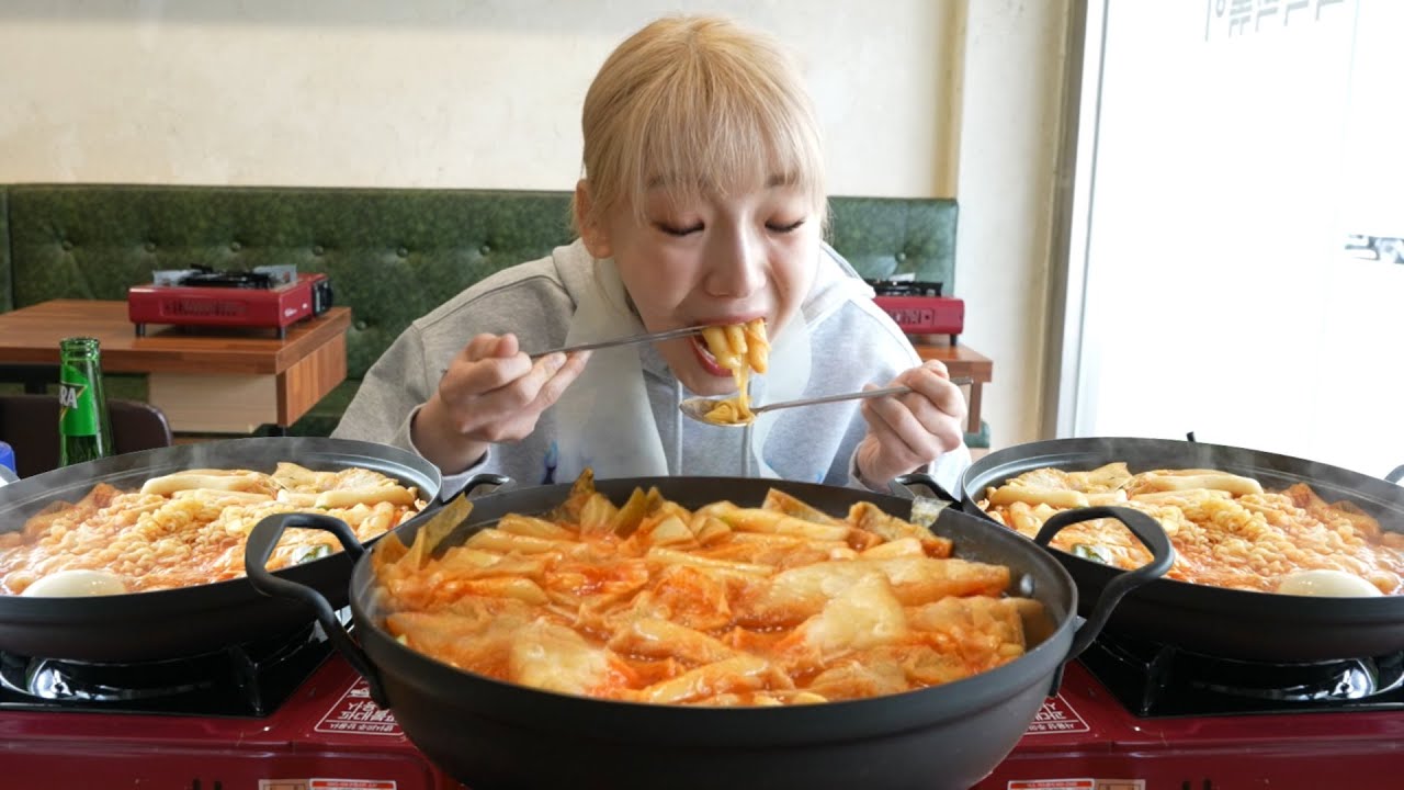 🔥합성 아님🔥히밥의 한입은 정말 차원이 다르네요.. 국내에서 입 실평수가 가장 넓은 히밥이의 추억의 즉석떡볶이 먹방