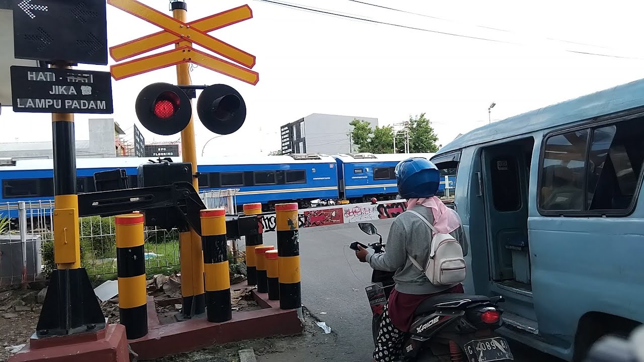 Kereta biru ‼️ Railroad Crossing Indonesia || Perlintasan Kereta Api Estetik