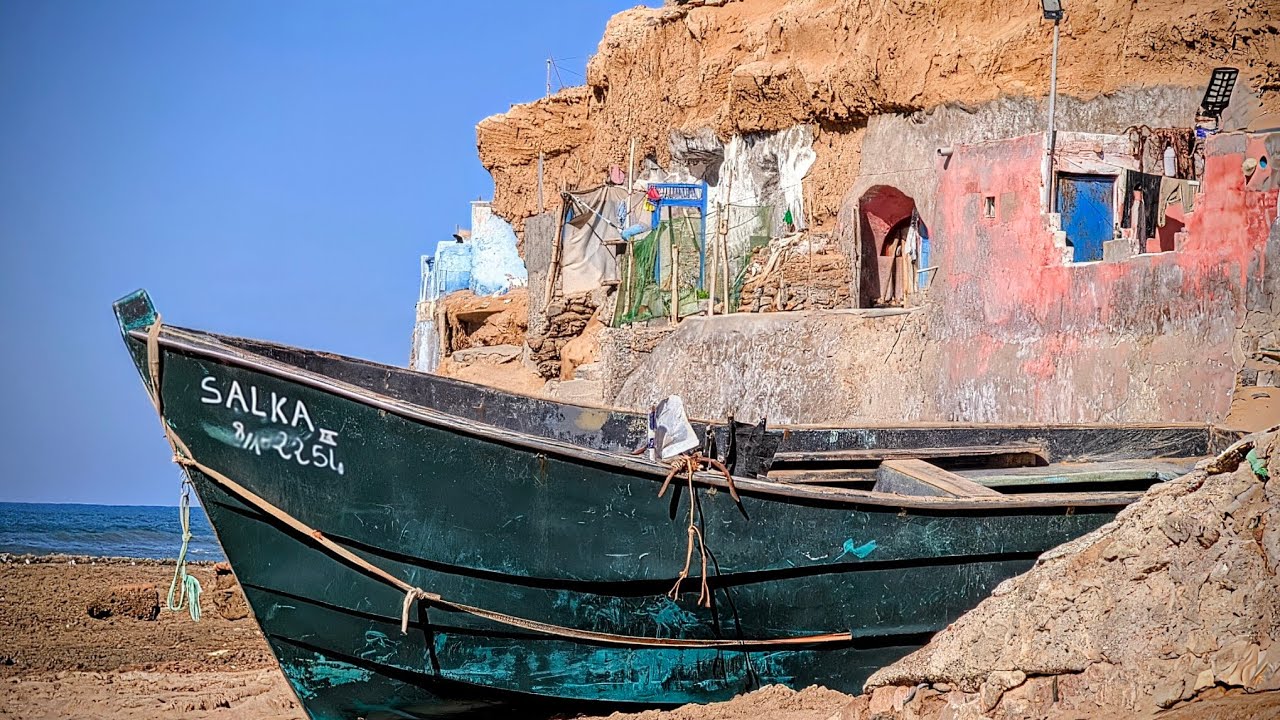 Les étonnantes maisons troglodytes des pêcheurs d'Aglou