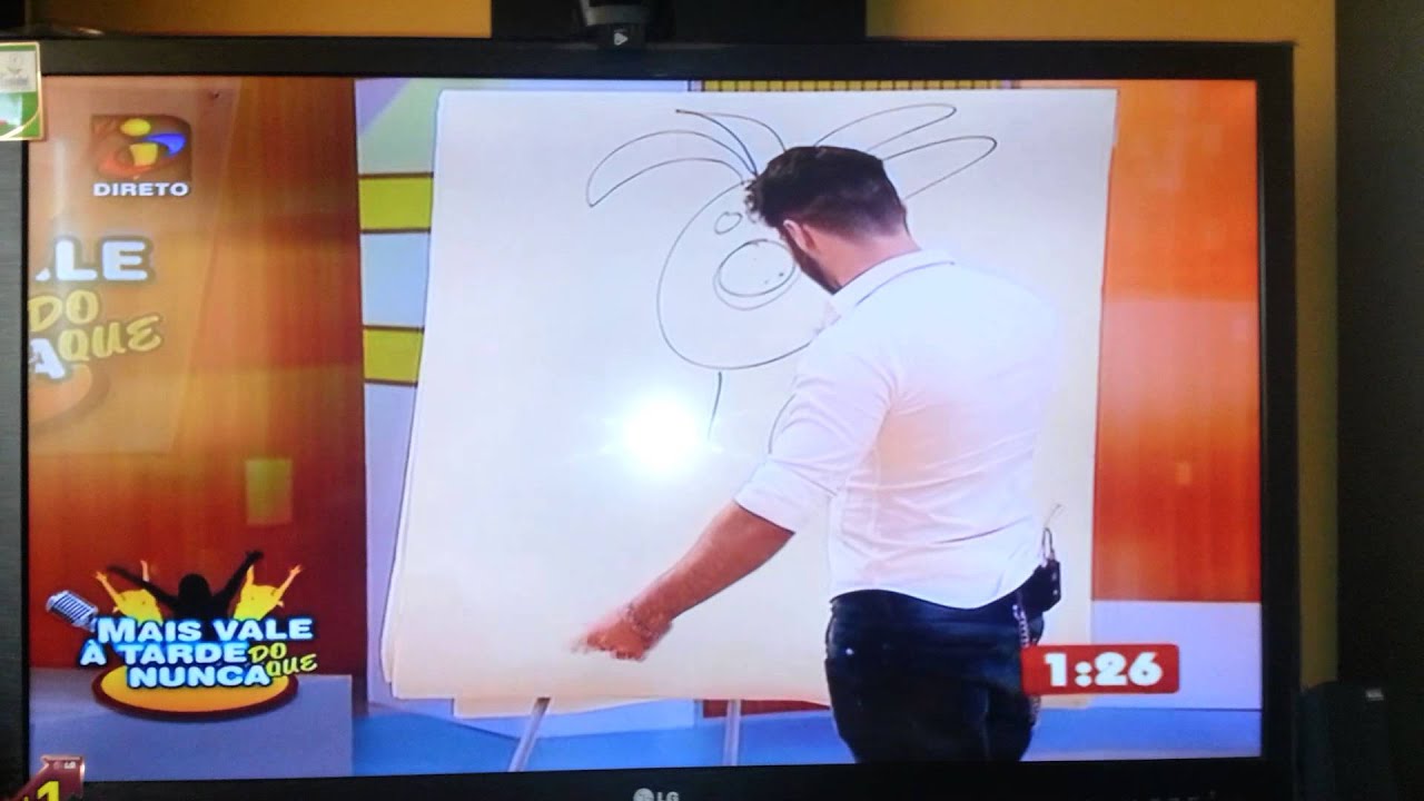 Ruben Boa Nova a desenhar um palhaço no mais vale à tarde do que nunca