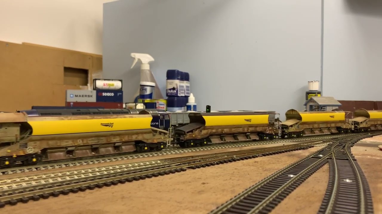 Badgers Cross 2 modern image OO, dual helix DCC Sound layout. Bonus vid of new Bachmann 47 Intercity