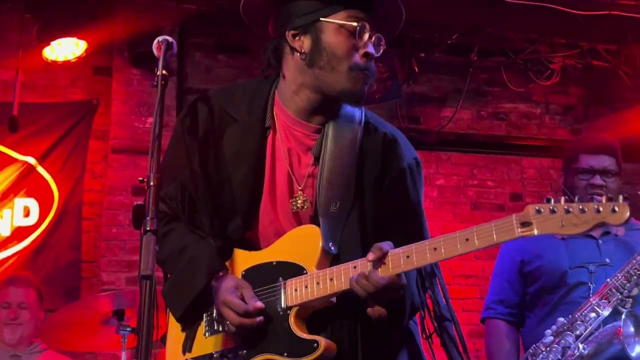 Adjua Ajamu playing them blues at NYC’s West Village “The Bitter End” 