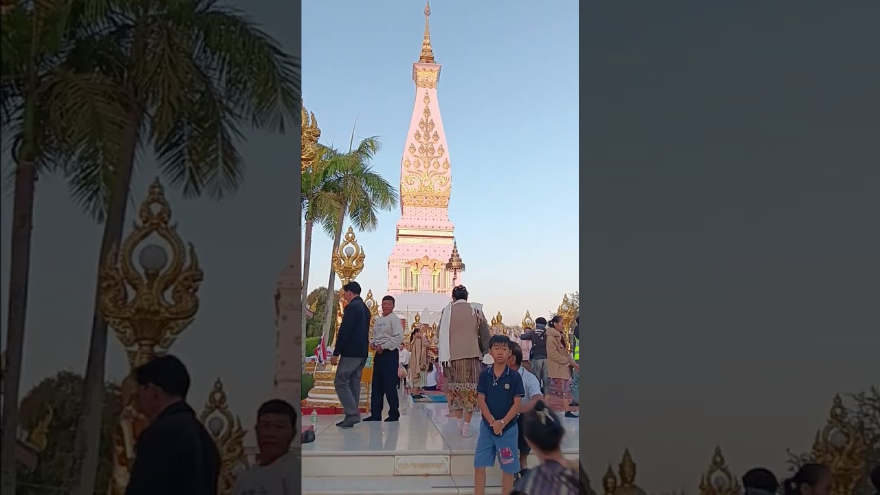 ทำบุญใส่บาตรพระ หน้าวัดพระธาตุพนม (ขึ้น15ค่ำเดือน3)สาธุ