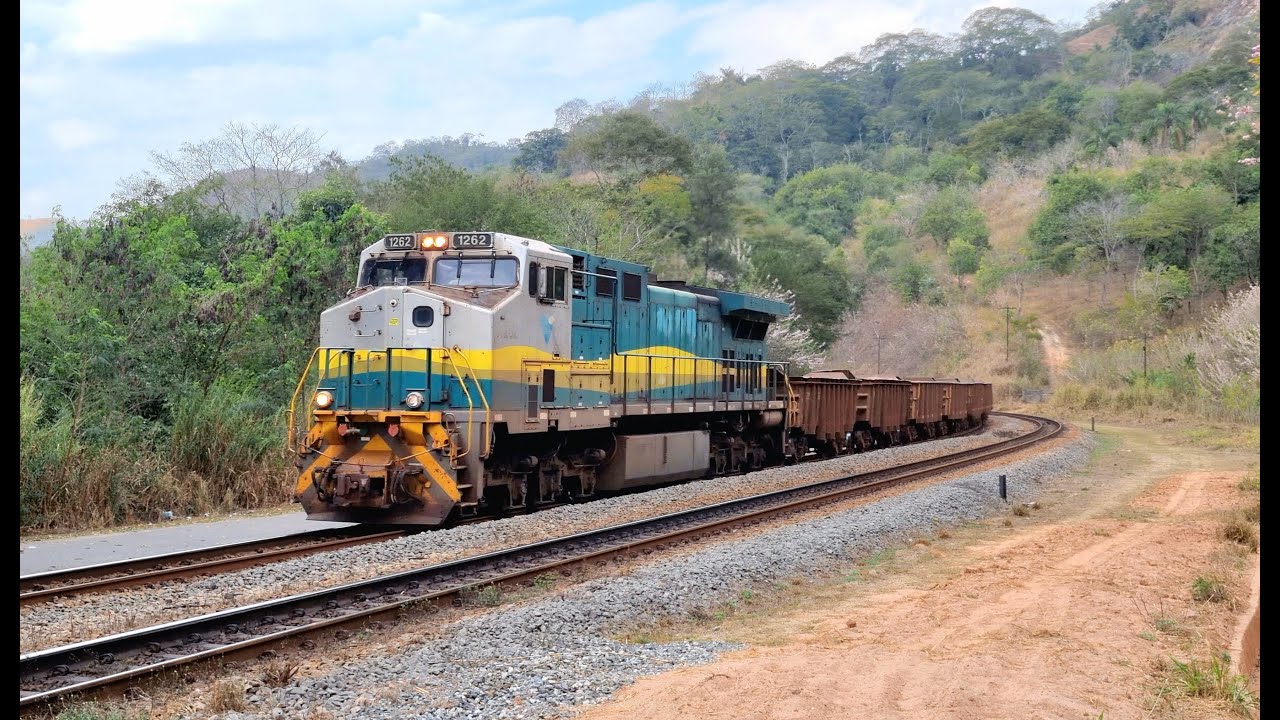 EFVM - Trem de minério vazio com formação locotrol em Antônio Dias - MG