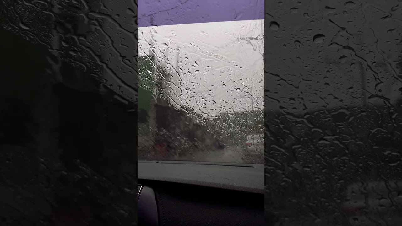 🎀 heavy rain outside the car 