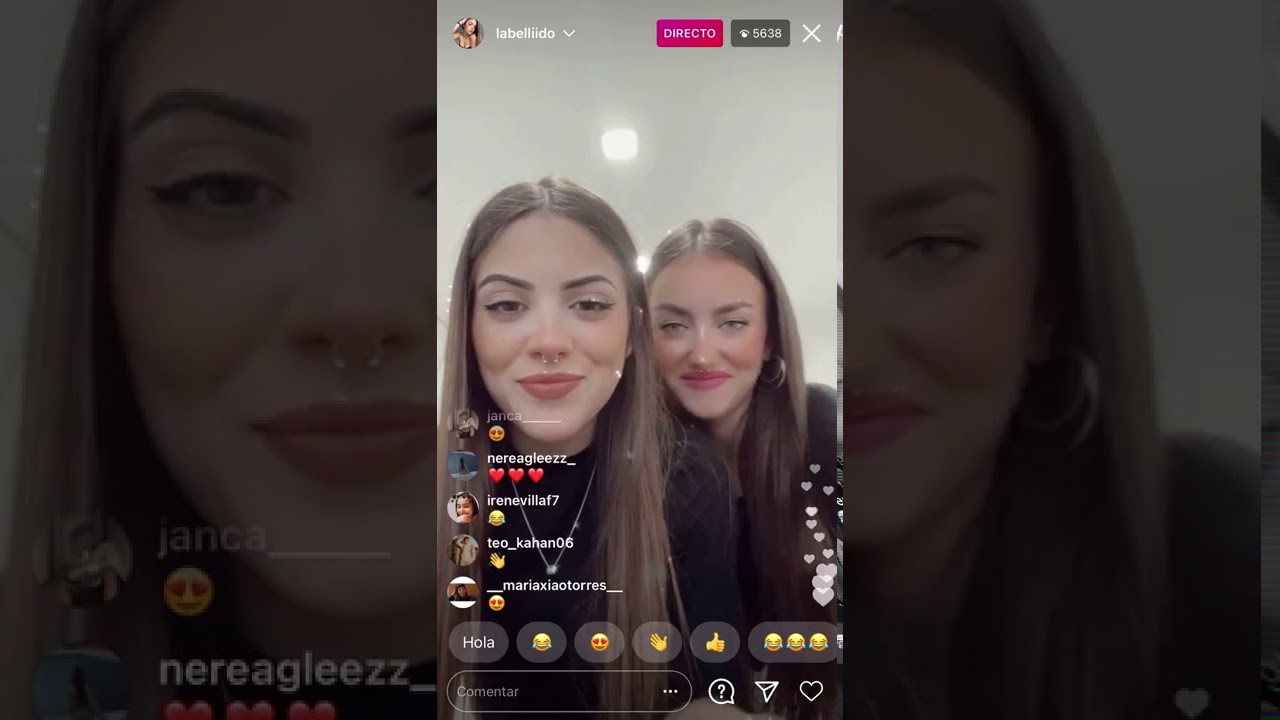 Directo Lucia Bellido, con su amiga