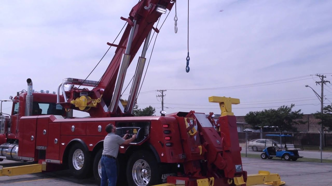 2015 Peterbilt 389 with Century 1150 Roller Rotator