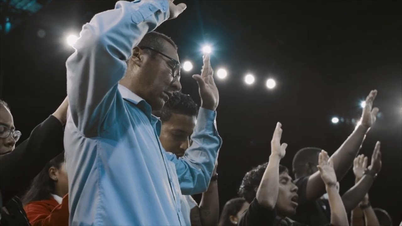 God in Silence – When Heaven Feels Quiet | Deep Worship Visual. 