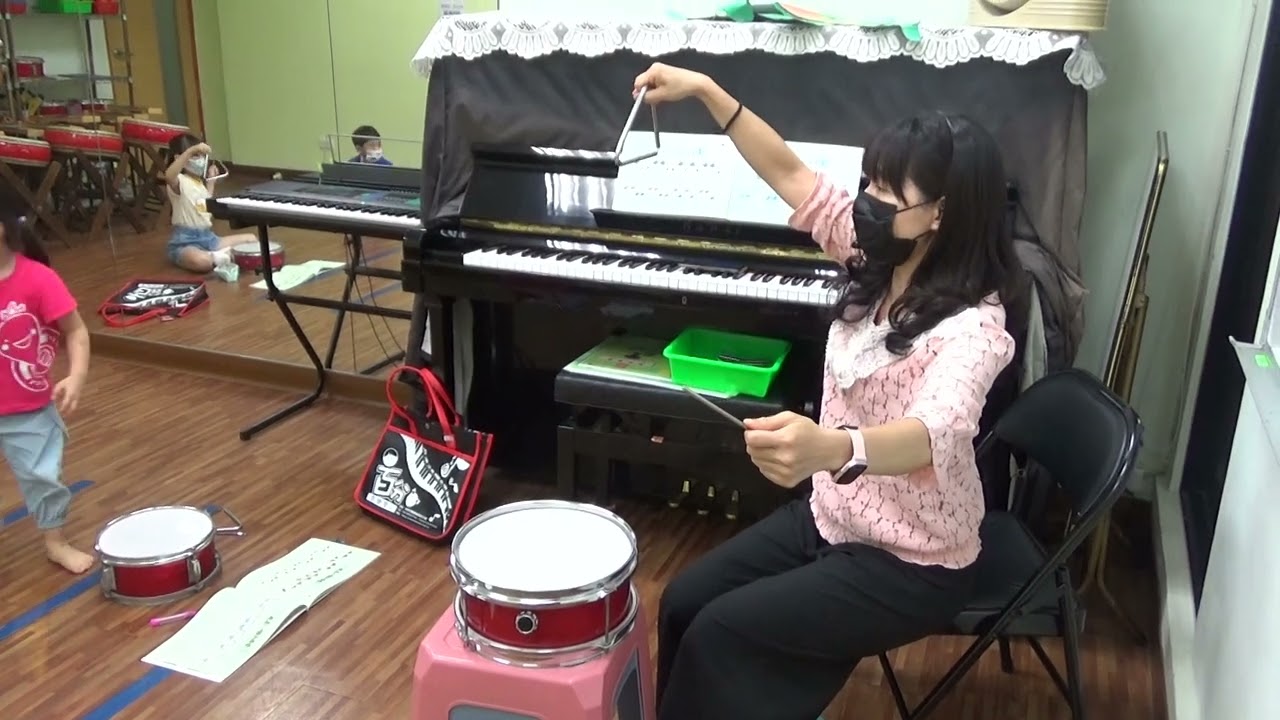 在拍點上 跟著節奏敲擊 三角鐵 鼓 樂理教學 ─ 我是一個小茶壺 (百分音樂學苑 ─ 台南 音樂教室)