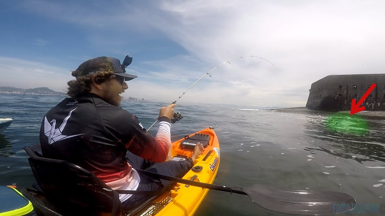 ESSE PEIXE VOA E DÁ CADA PANCADA NA SUPERFÍCIE  - Pesca com Caiaque no Mar