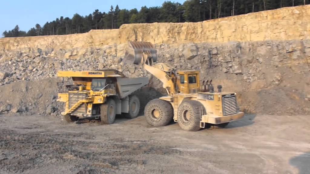 Komatsu HD 785 und CAT 992C im Steinbruch Gabenchopf