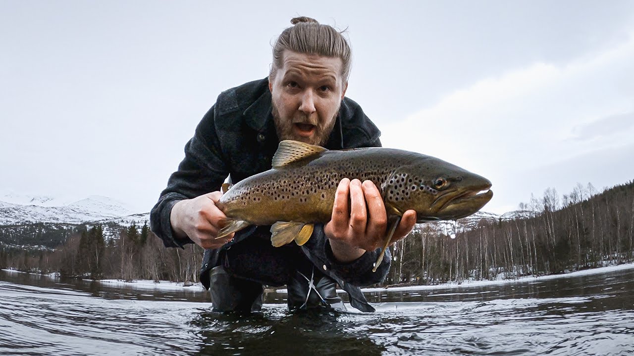 Storørret på flue under vinterfiske i elv - Utmarka S01E02
