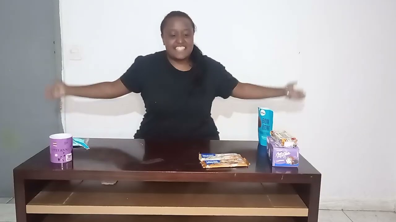 Experimentando com Viviane ( provando chocolate edição?)