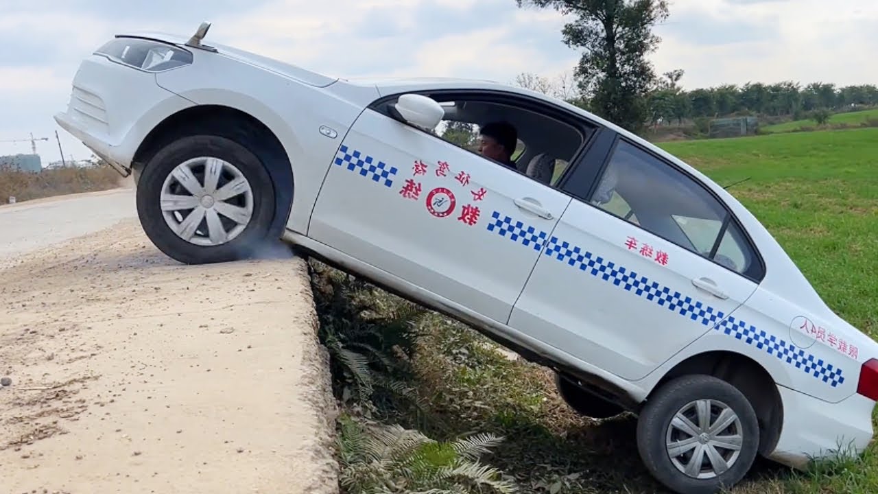 The Old Driver Reversed And Fell Into A Deep Pit, Almost Overturning The Car