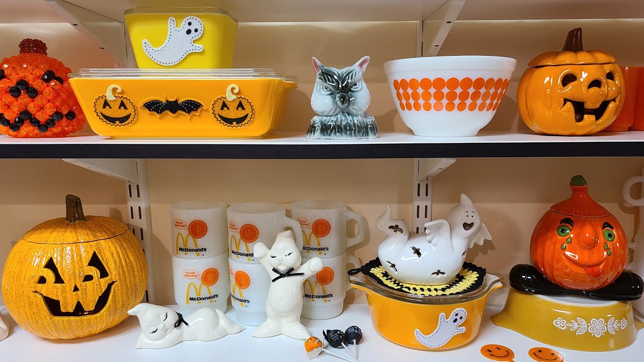 HALLOWEEN KITCHEN TOUR 2020 | Pumpkins & Ghosts with Vintage Pyrex and Glassware Collectibles!