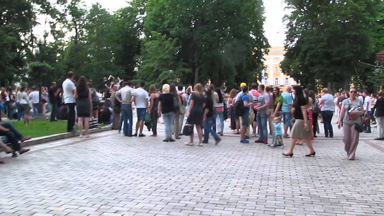 Ukraine, Kyiv: Salsa Dances at Taras Shevchenko Park nr Shevchenko University. 23.05.2014