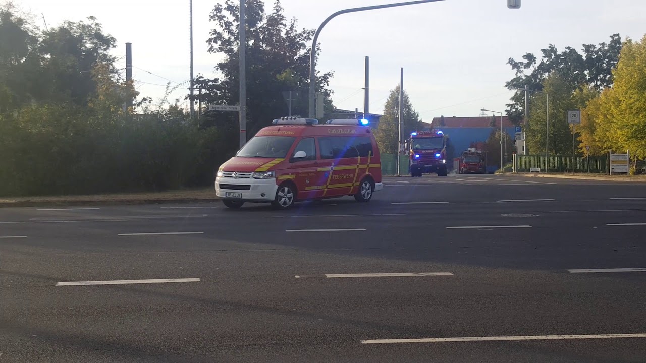 L&ouml;schzug Berufsfeuerwehr Dessau-Ro&szlig;lau mit TLF FF Sollnitz auf Einsatzfahrt