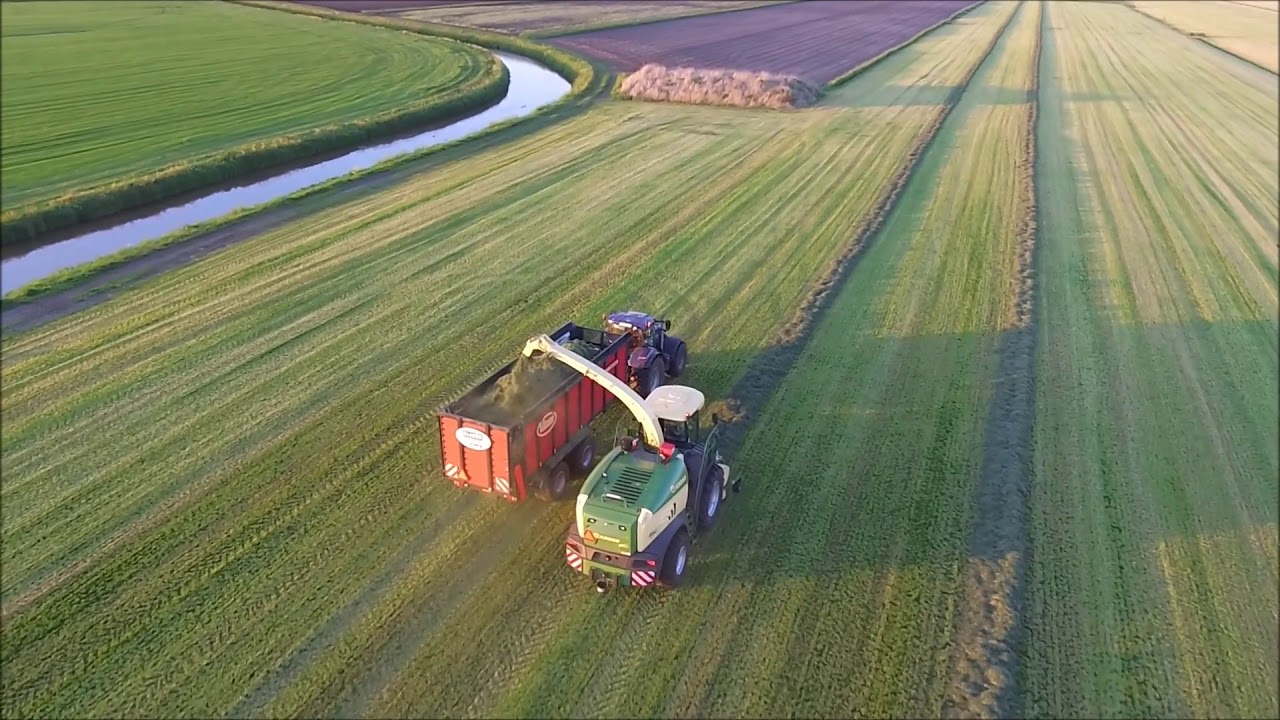 bijker aan het grashakselen