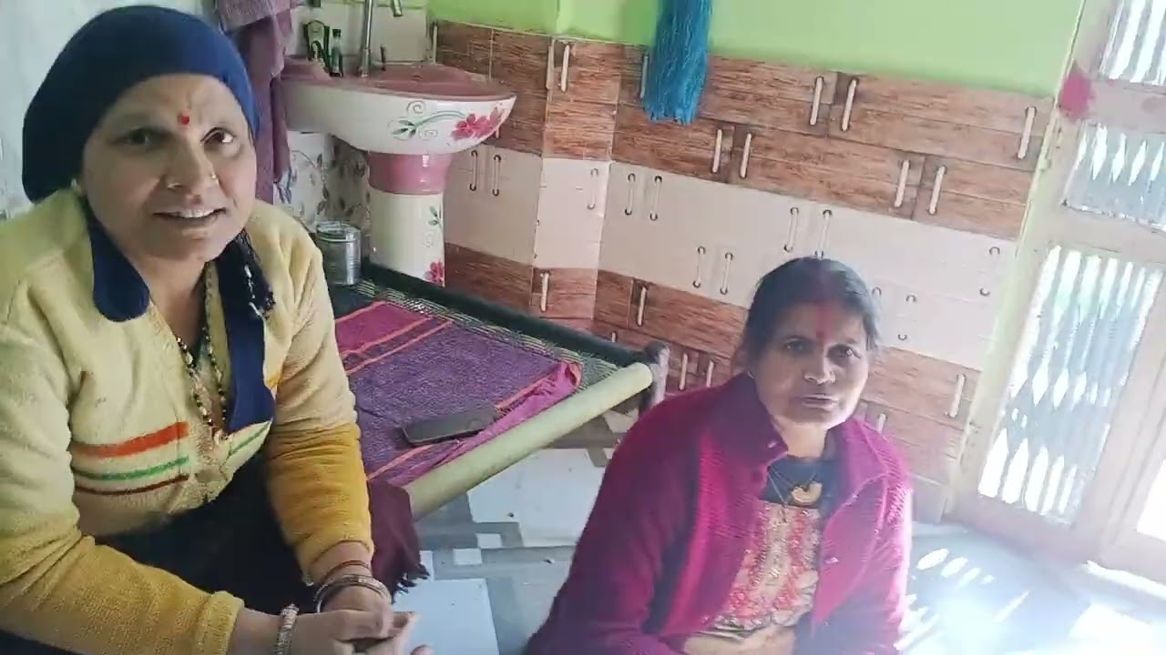 Sabhi log milkar bhojan, karte hue sabhi log.